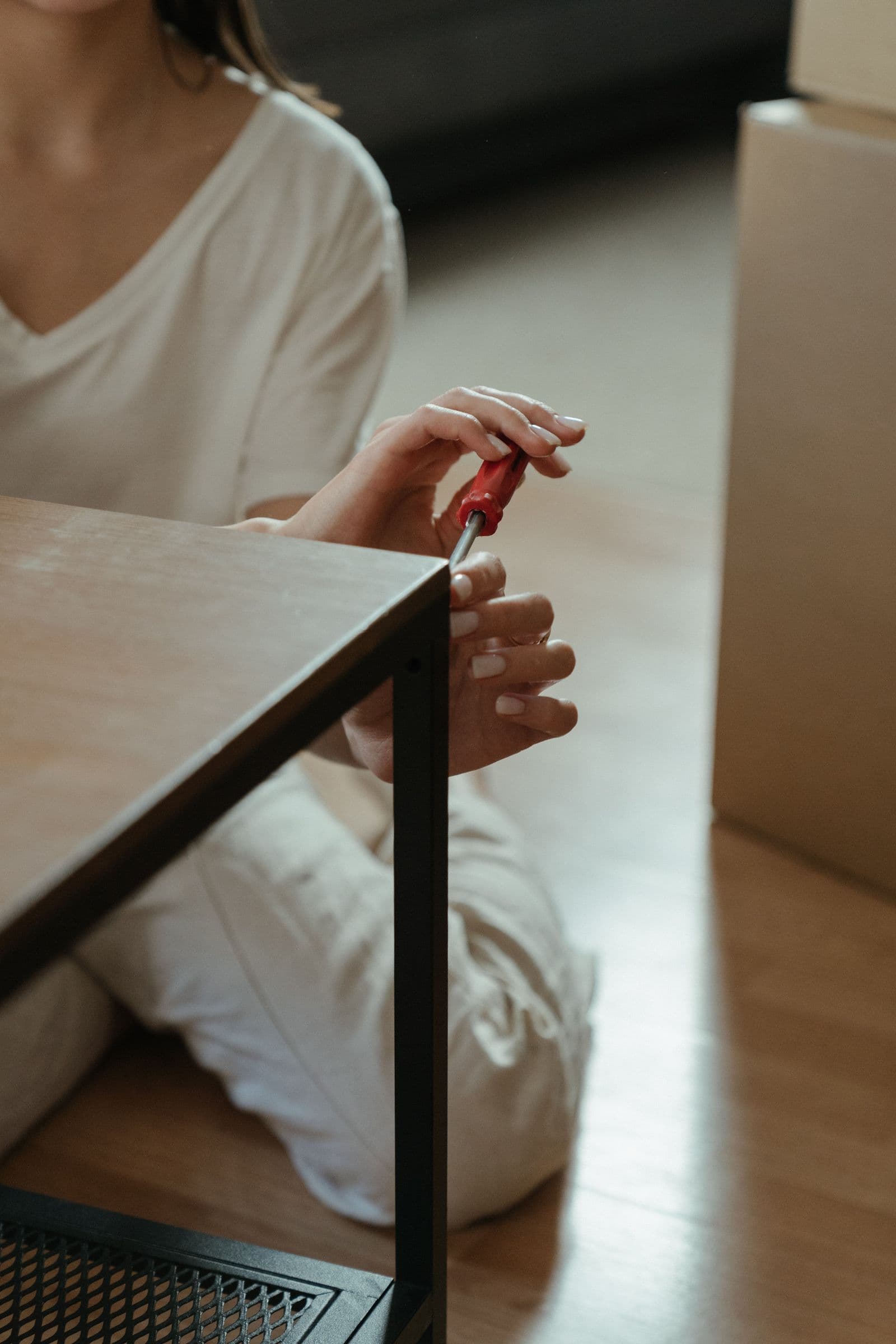Assembling a table with a screwdriver at home
